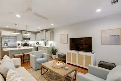 Luxury Garden Apartment on Liberty W/ Parking
