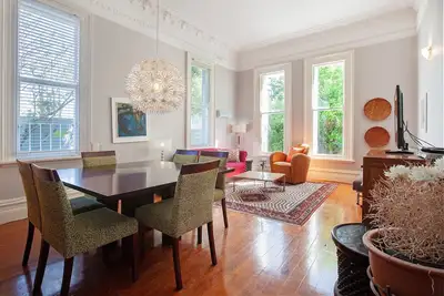 Image de Large Contemporary 1 bedroom apartment, \n 5 minutes to beach, \nserviced daily\n