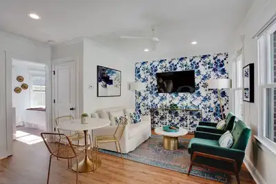Liberty Lane Carriage House With Garage Spot!