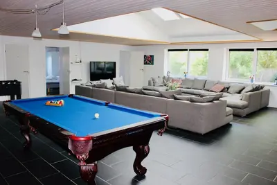 Image de Holiday home close to the sea with indoor pool and room for 30 people