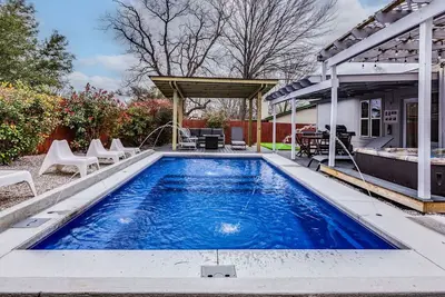 Image de Domain🏰 Heated Pool 🩱 Hot Tub🌊Foosball⚽ Arcade🎮 4br🏠 9Beds👨👩👦👦