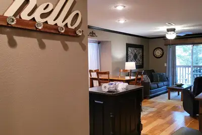 Image de Quick walk to Table Rock Lakefront! Porch swing!