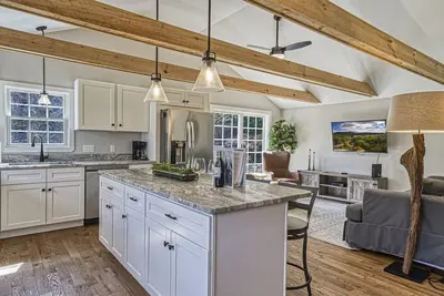 Image de Chic Farmhouse Decor | Deck w/View