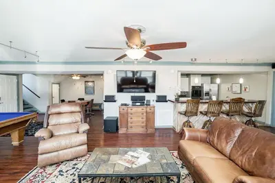 Image de Riverfront hidden gem, ground floor open space!