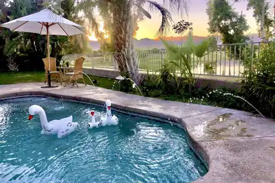 Image de Million dollar Golf/Lake/Mountain/Sunset view Desert Palm Oasis with sun & glam!