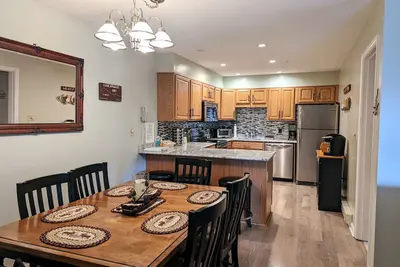 Image de Lovely Condo w/ Mtn View-  3 mins to Loon! Pools, Hot Tubs, Game Room!