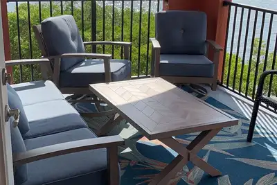 Image de Dolphin Point. Spectacular water views of Tampa Bay from every room.