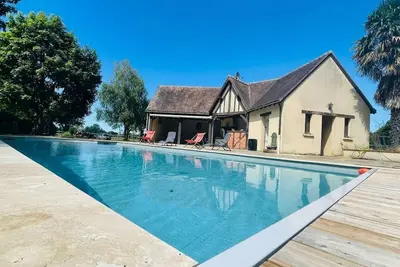 Image de Évasion champêtre : Maison avec piscine, tennis, et étang au cœur de 50 hectares de forêt