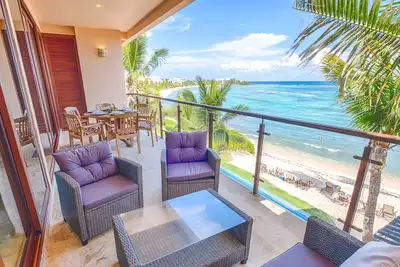 Charming, modern beachfront condo with Ac, WiFi and pool access!