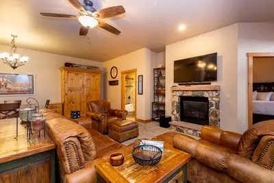 Image de Private Patio with Scenic Views, Short Walk to Lifts, Shops and Dining!