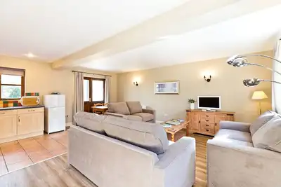 Callow Cottage With Shared Swimming Pool