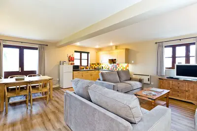 Edale Cottage With Shared Swimming Pool