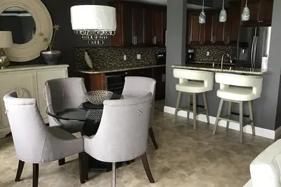 Image de Lakefront condo --2br/2Bath Sleeps 4  Private beach and lake front balcony