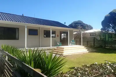 Image de Quiet sun soaked house in Mahia beach