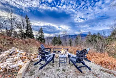 Image de Secluded dog-friendly getaway with hot tub, game room, firepit, mountain views