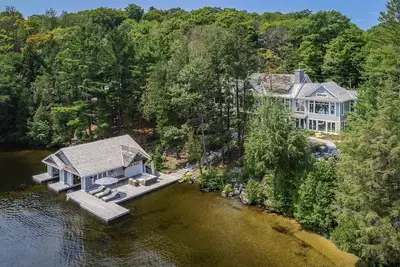 Image de Stunning 5bed 6bath Family Compound on Lake Rosseau! Sports Court! Sauna! Gym!