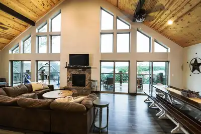 Image de “Gray Wolf Lodge” - Luxury, Wheelchair Friendly Lakeview Home pickleball court