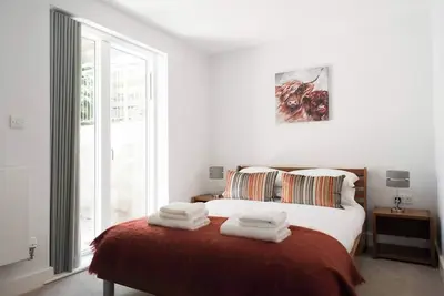 Image de On a quiet street, Jubilee House is a prime location in the heart of the city.