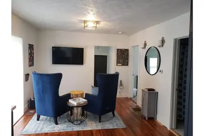 Image de 2 min from downtown Lincoln-Attractive & Cozy. Firepit & popcorn machine.