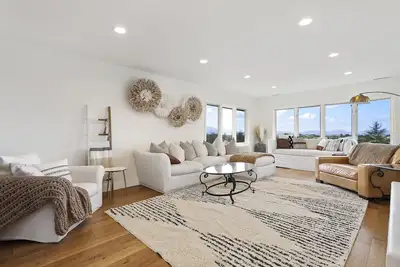 Image de Wow! Have to see this house! Hot Tub Home - Wine Country