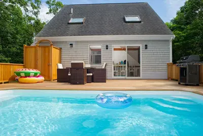 Image de Charming 4b island getaway with revitalized pool area, beach decor, pet-friendly