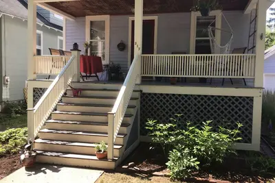 Image de Downtown Couples/Family Retreat - Updated 1915 Craftsman Style Home w. Garage.