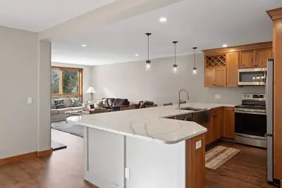 Image de Spacious 3 Level 3br+3Bath Townhouse w/Fireplace