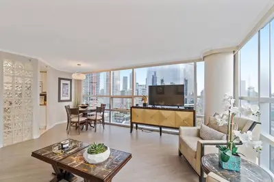 Stunning 2 Bedroom Condo Downtown with Panoramic Views! !