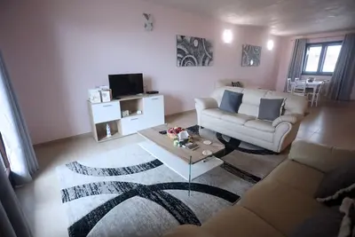 Image de House - Sleeps 4 - Private Patio - Parking