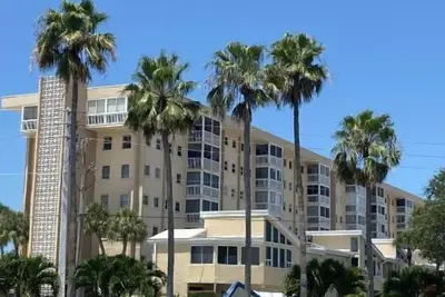 Image de Beautiful beachfront condo, completely renovated, steps from the beach!