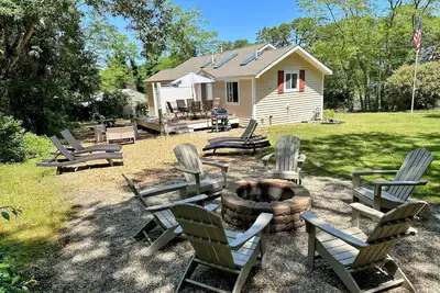 Image de Walk to Bay Side Beaches in this Dog Friendly, Sun-Filled Home (10 person Max)