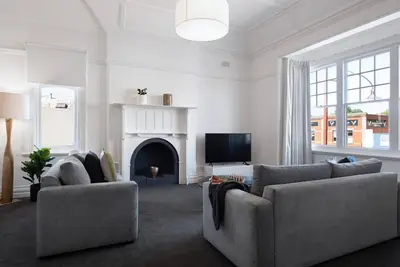 Image de 1913 on Vincent Soaring ceilings and stunning Views