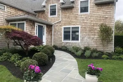 Southampton House, heated pool, golf, and minutes from town and ocean!
