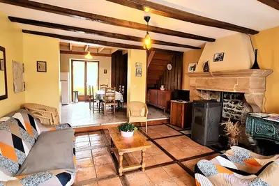 Image de Maison spacieuse et confortable avec terrasse et jardin, idéale pour famille ou entreprise