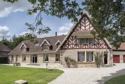 Image de Gîte pour 12 face au château de Thillombois avec jardin, cheminée et équipements Pmr