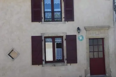 Image de Gîte confortable à Halles-sous-les-Côtes avec cheminée et terrasse
