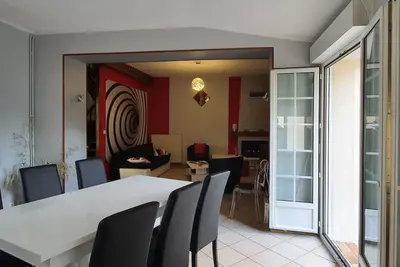 Image de Charmante maison rénovée avec jardin, proche de Verdun, idéale pour familles, draps et chauffage inclus