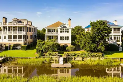 Image de Delightful, Low Country home with dock on Debordieu Channel