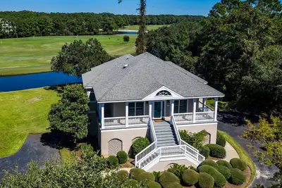 Image de Looking for a cozy villa located next to the golf course? Good Trouble is your answer!