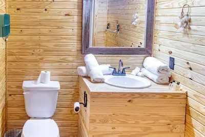 Image de 1bd rm, 1 bth, hotel style cabin w/ Mini fridge, micro, & tv, at Kick Back Ranch