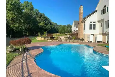 Image de Huge family or group friendly home with many activities to keep everyone busy.