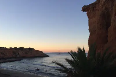 Maisonnette dans la pinède de Sa Caleta