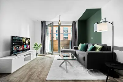One Bed City Centre Apartment - Close to Mailbox - Balcony