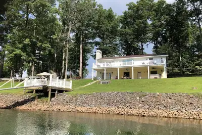 Image de Lake Life - Lakefront - Hot Tub