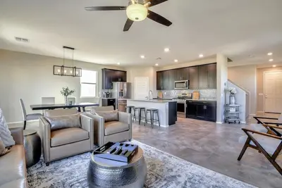 Image de Spacious & Elegant 2-story home