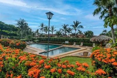 Image de Vibrant multi-level villa with pool & amazing ocean view - steps from the beach