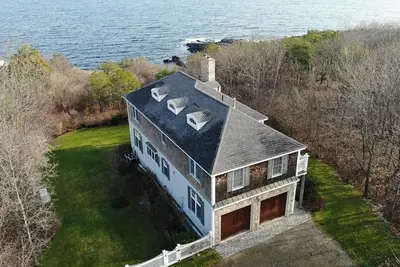 Image de Stunning Ocean Views with Private Beach! ! Spacious, Upscale Home in Quiet Area