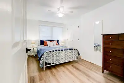 Image de Modern Chic Oasis 3 Minutes From Downtown