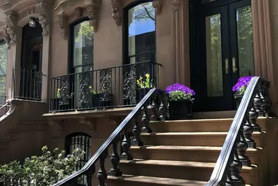 Park block Italianate townhouse