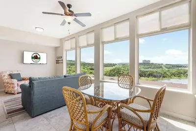 Image de Family-Friendly 2br/2ba Majestic Retreat • Balcony, Sunroom + Golf Nearby